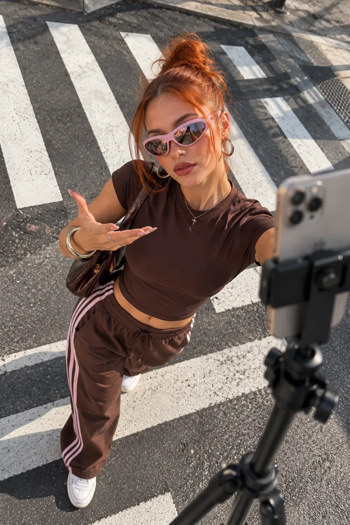 Une créatrice se filme au téléphone dans la rue